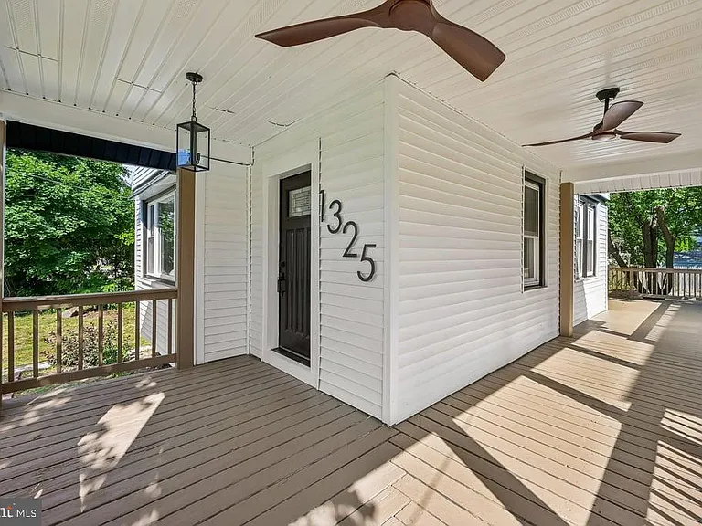 1325 Walnut Ave — Photo 2