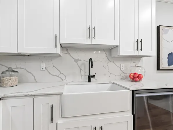 865 Summit Avenue image 9 of 38