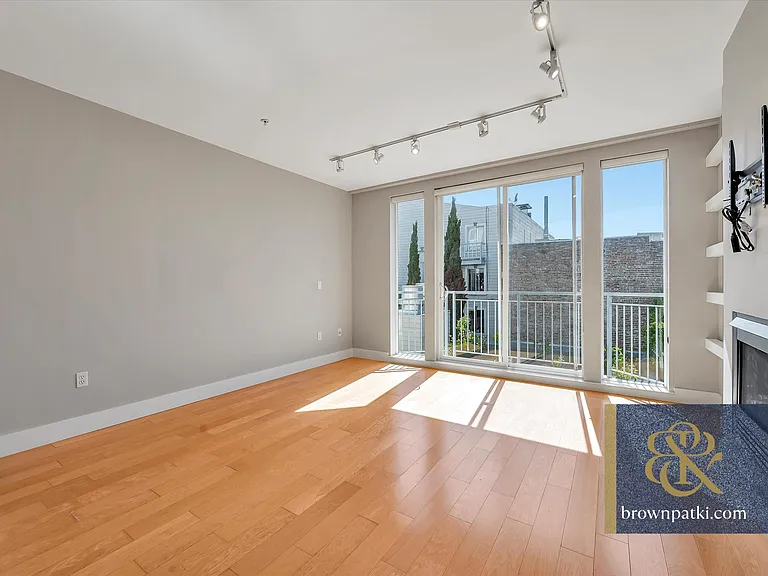 566 S Van Ness Ave #11I — Photo 4