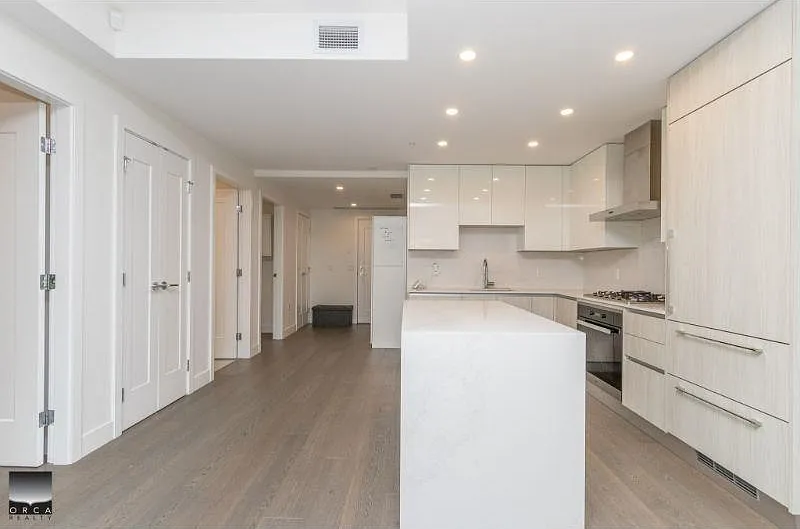 2 bed, 1056 sqft, $3,300 — Photo 4