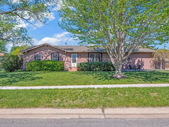 2701 SW Kingsrow Rd, Topeka, KS 66614