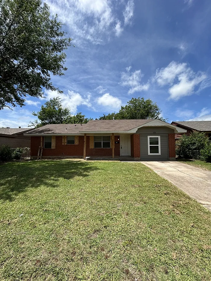 4 bed, 1.0 bath, 1210 sqft, $1,400 — Photo 1