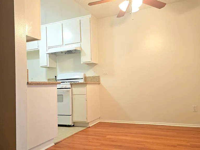 120 - 801 E Palmer Ave — Photo 12