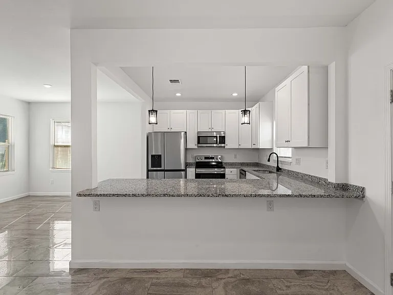 323 Gabriel St #101 — Photo 9