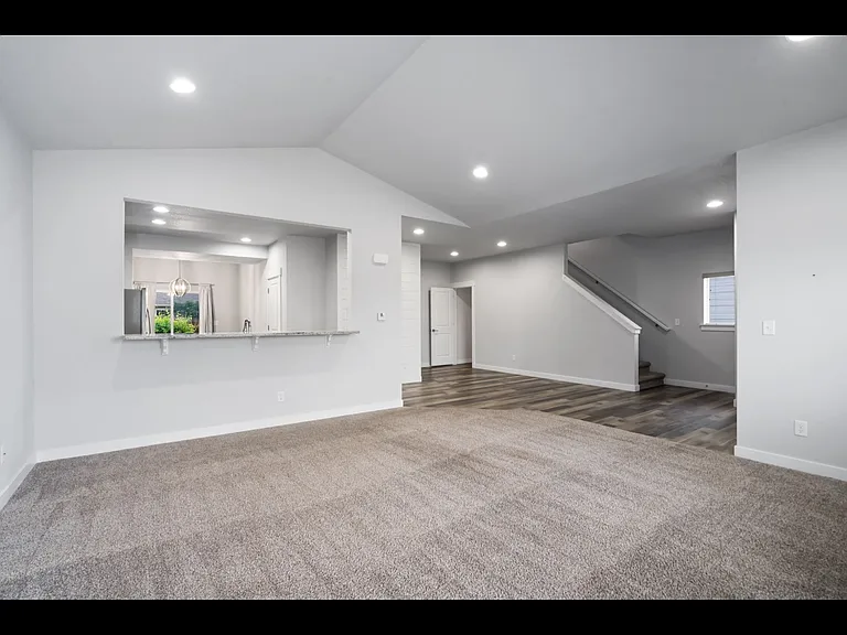 724 Finch Dr — Photo 4