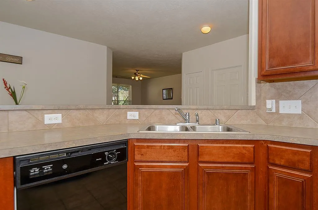 3 bed, 1894 sqft, $2,300 — Photo 3