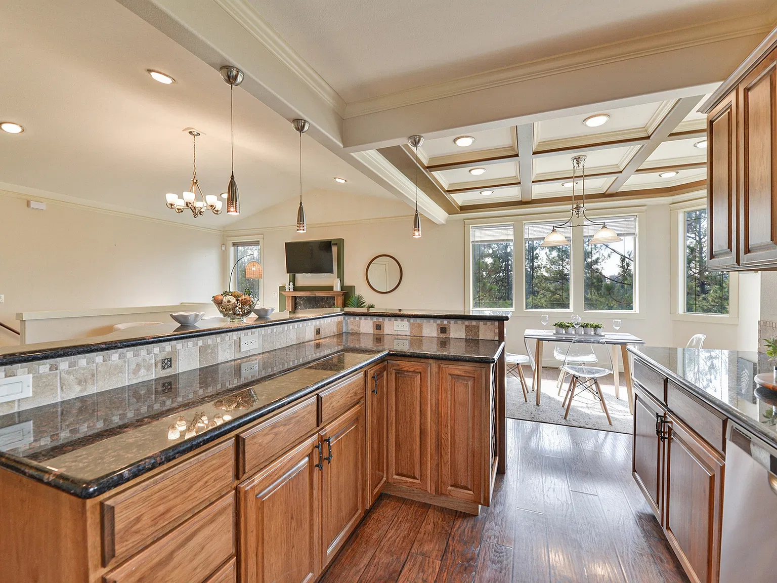 3 bed, 2.5 bath, 2372 sqft, $2,495 — Photo 3