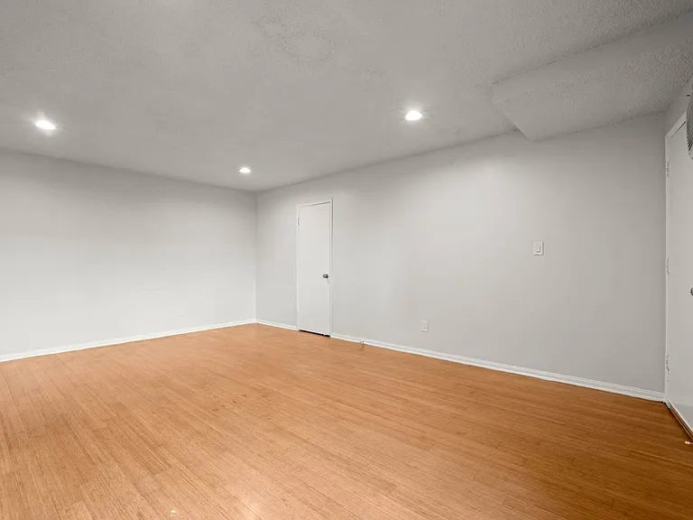 607 N Flores St — Photo 10