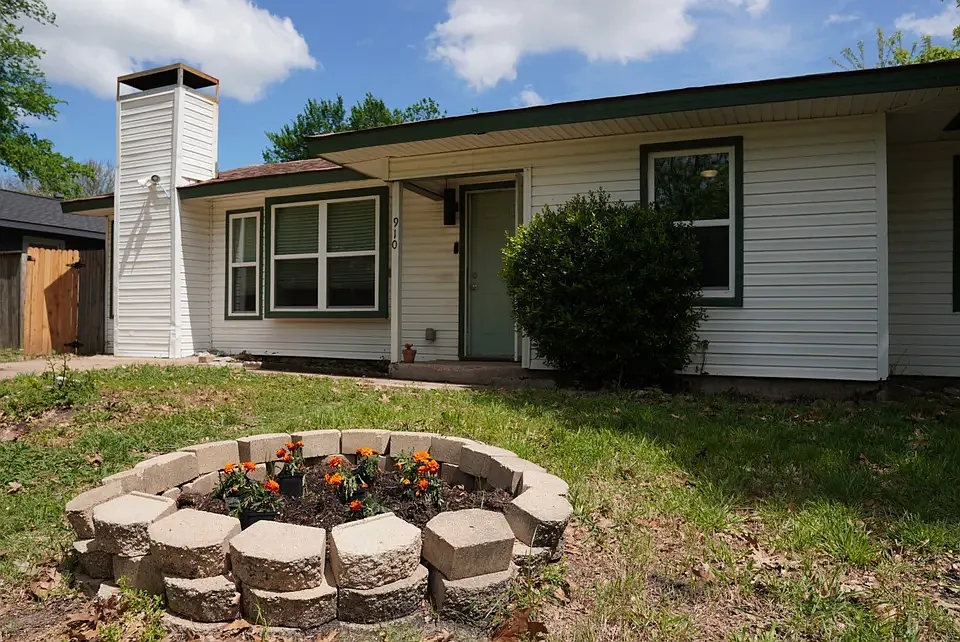 910 Pampa Dr