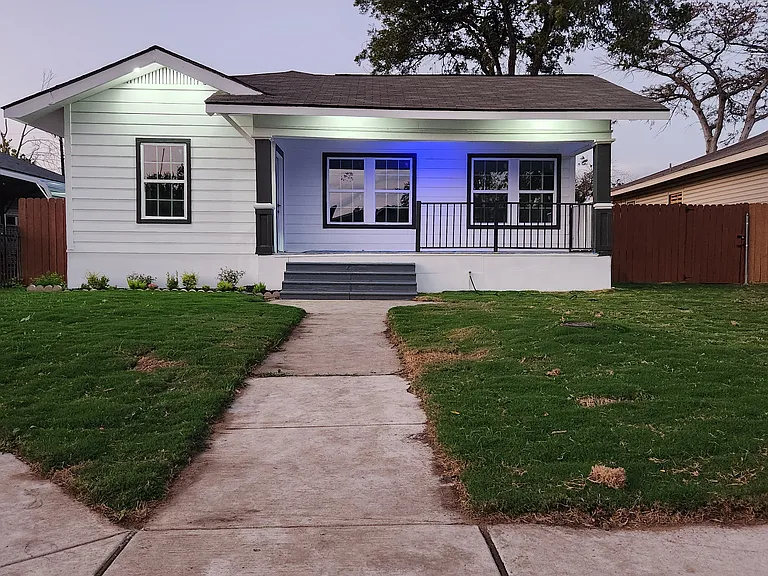 945 E Drexel Ave — Photo 4