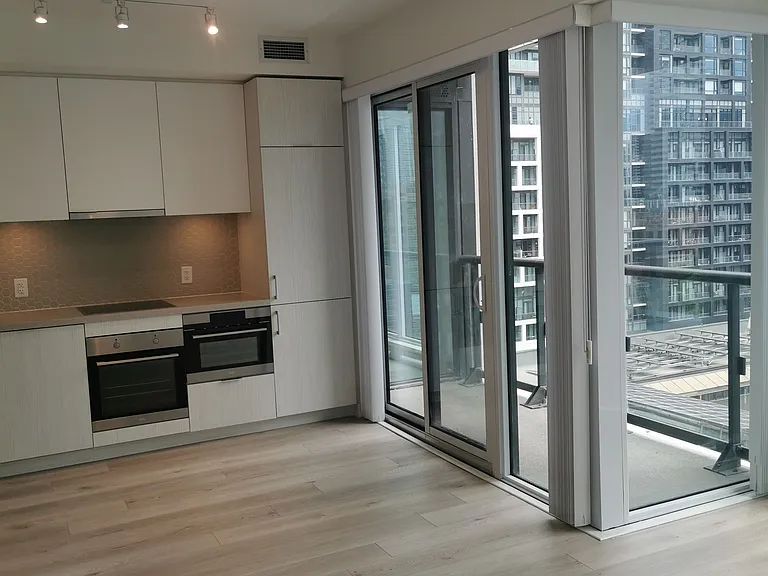 158 Front St E #821 — Photo 15