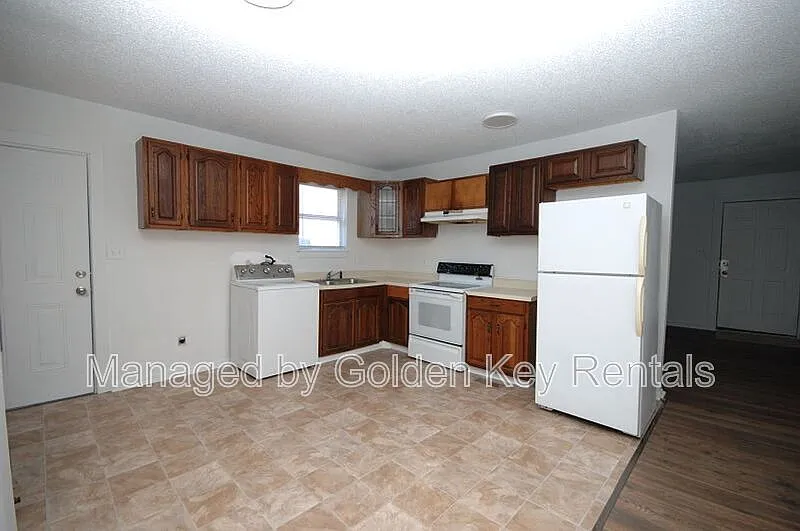 2 bed, 1.0 bath, $800 — Photo 3