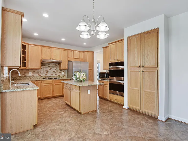 8416 Churchside Dr — Photo 47