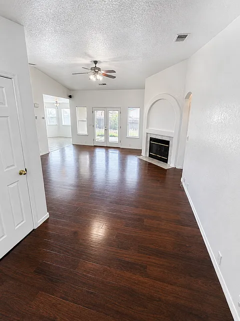 3 bed, 1394 sqft, $2,000 — Photo 4
