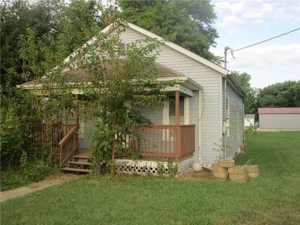 605 Elm St, Pana, IL 62557