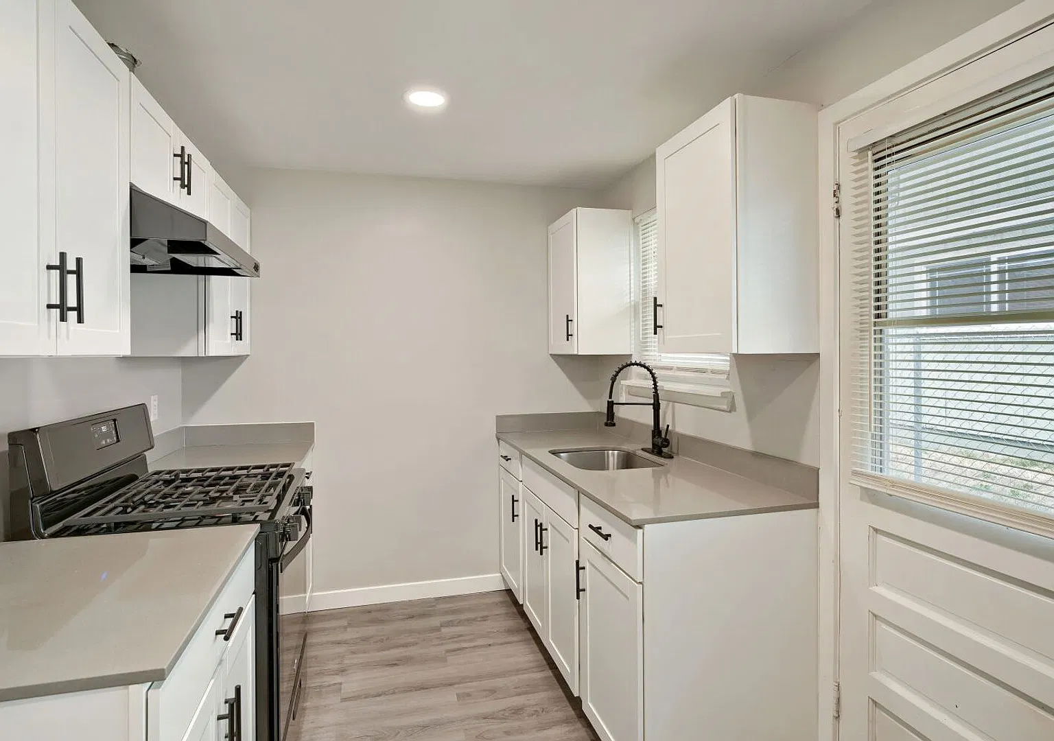 Charming 1bed/1bath Apartments in Lakewood! — Photo 2