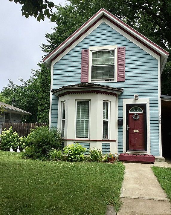 1st image of 223 Morton St E