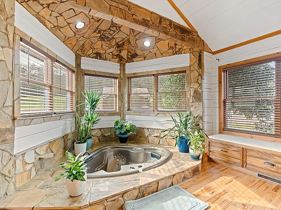 26th image of 2063 Kennedy Creek Rd