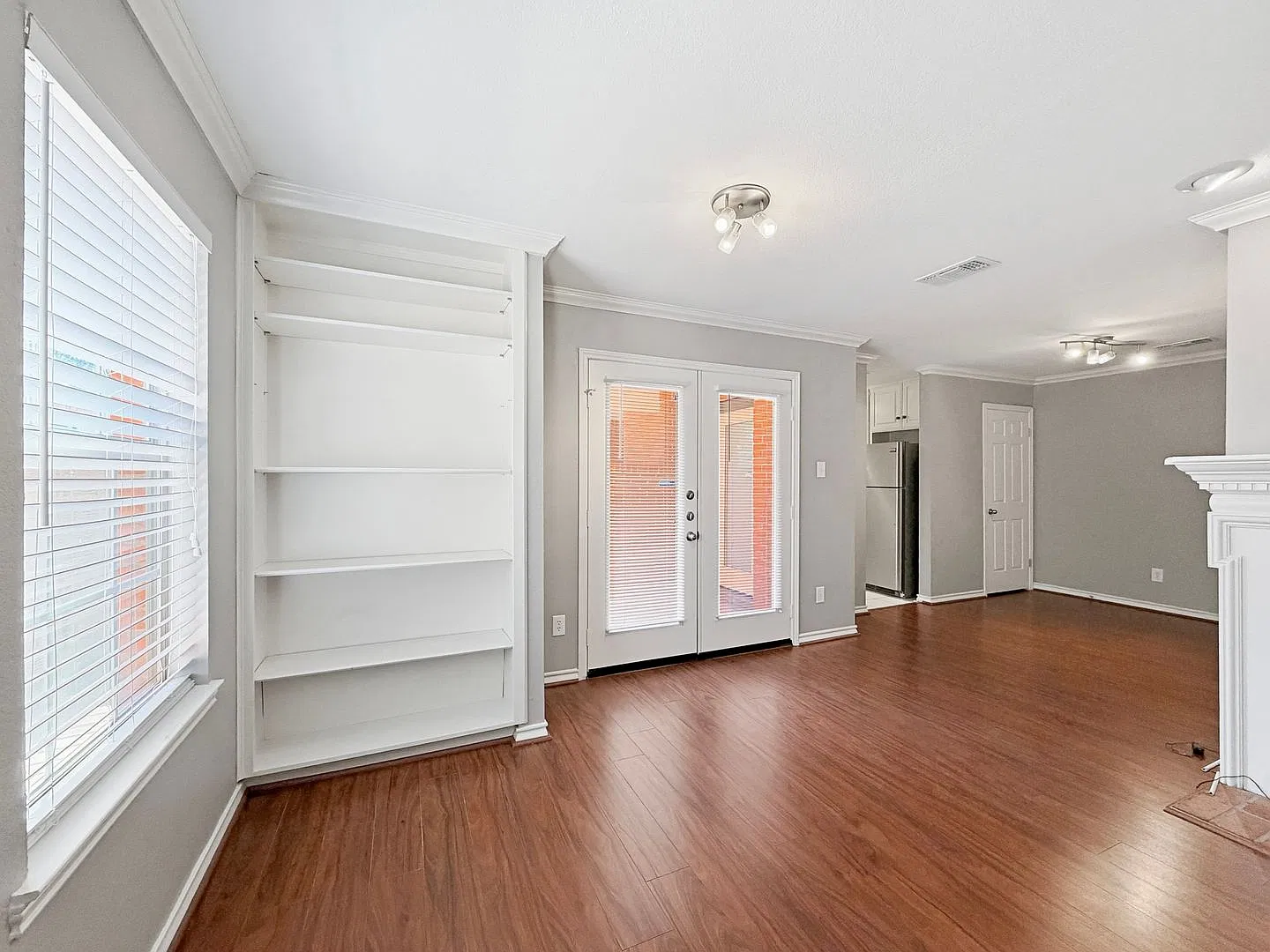 Enfield Elegance - 2408 - 1Bd / 1Ba - Gated - Covered Parking - W/D - Huge Patio - $1900 — Photo 3