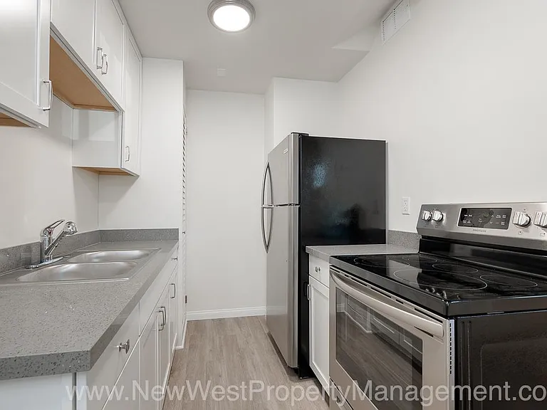 561 22nd St — Photo 9