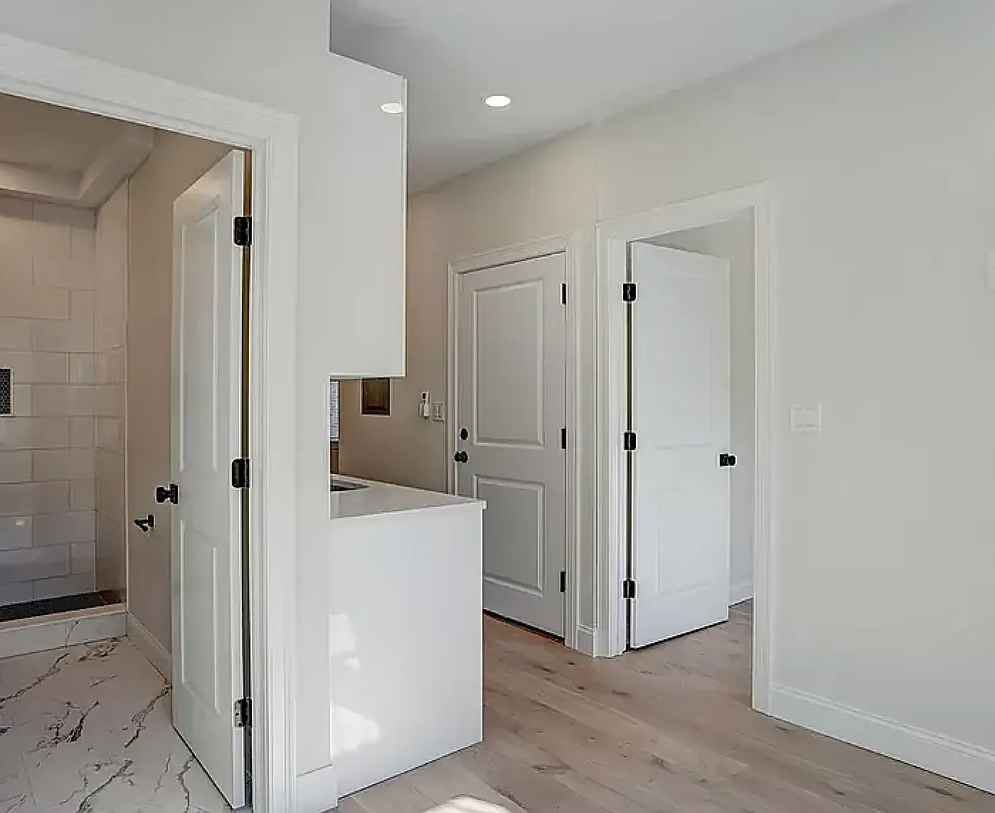 3 bed, 9999 sqft, $5,200 — Photo 2