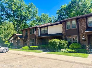 28148 Queens Ct, Warren, MI 48093