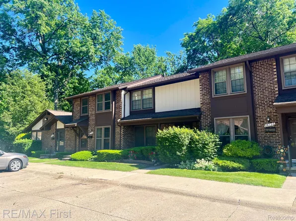 28148 Queens Ct, Warren, MI 48093