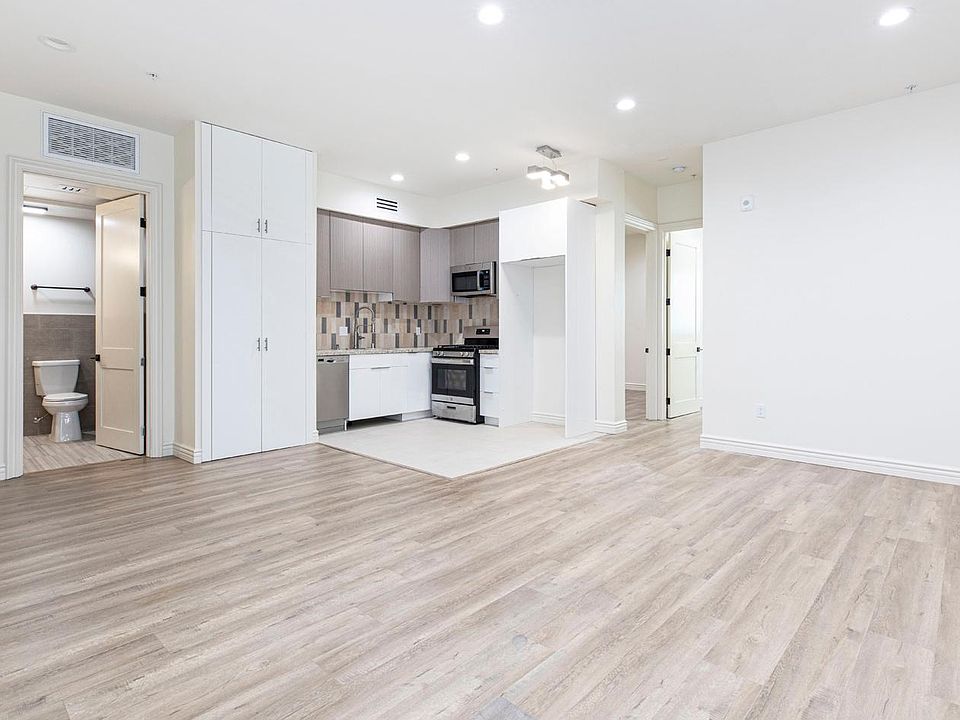 1st image of 6825 Whitsett Ave #2