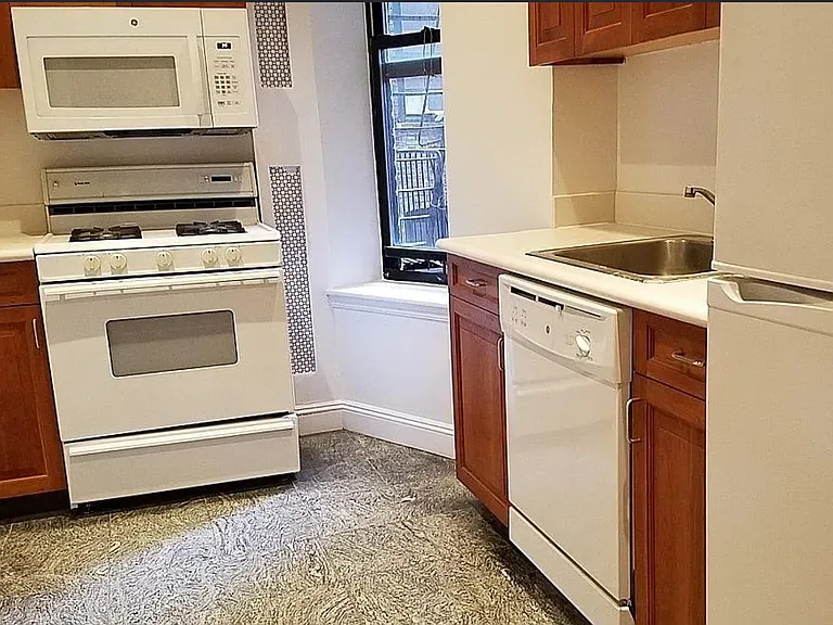 200 Riverside Dr #2C — Photo 3