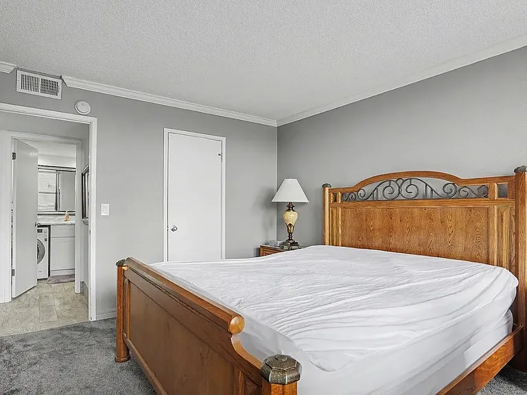 450 W 7th St #305 — Photo 5