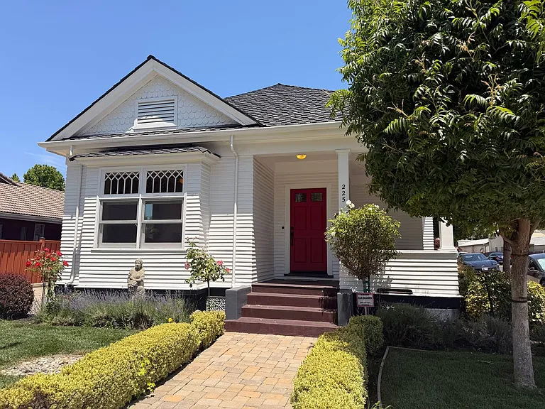 225 W Angela St — Photo 1