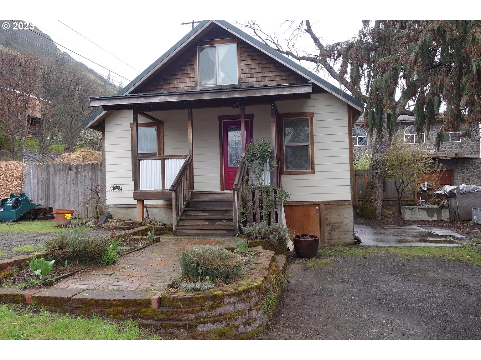 114 N Elm St photo 1