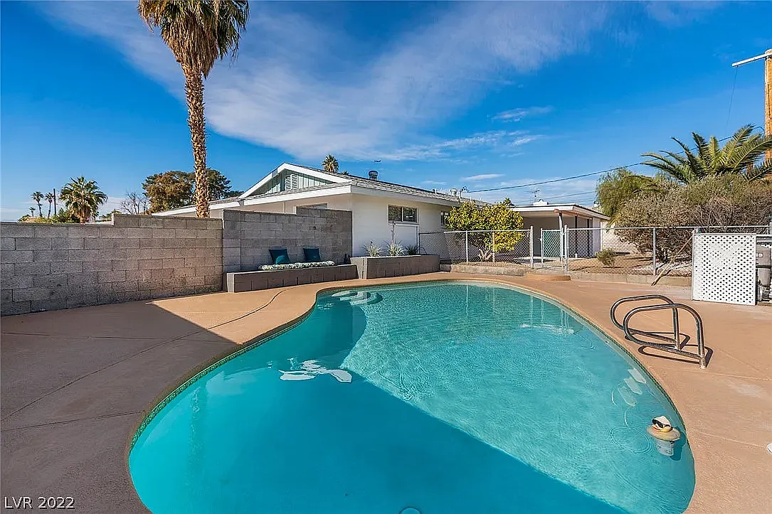 4 bed, 2020 sqft, $3,100 — Photo 4