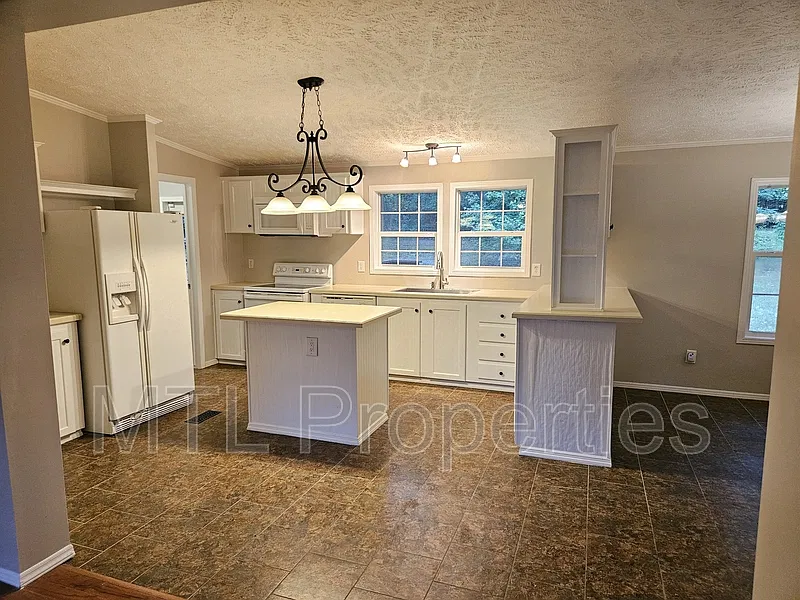 3 bed, 2.0 bath, 1647 sqft, $2,000 — Photo 4