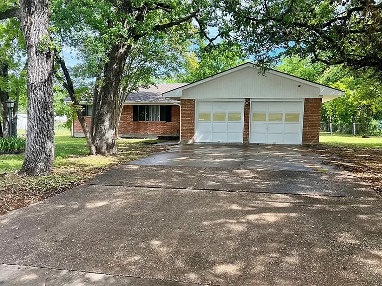 407 Fairway Dr — Photo 3