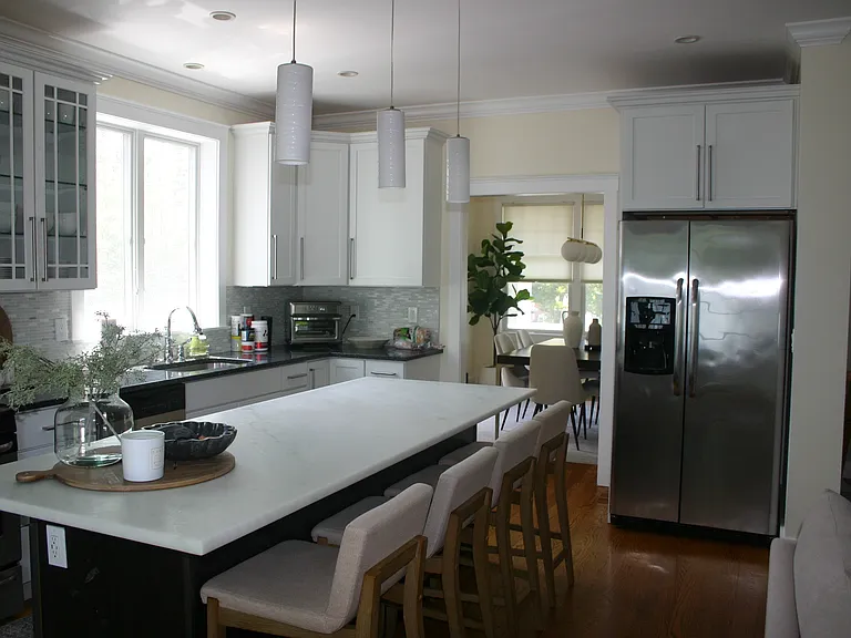 Kitchen with eat-in island