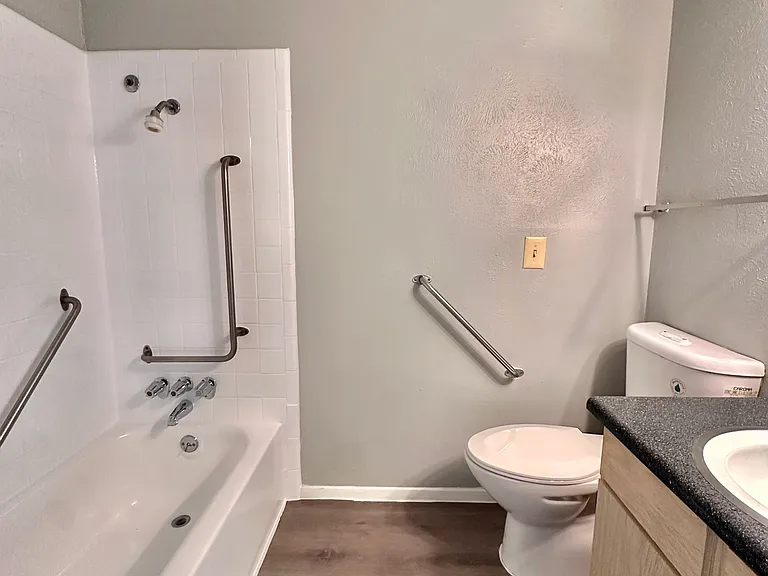Normandale Place Apartments — Photo 8