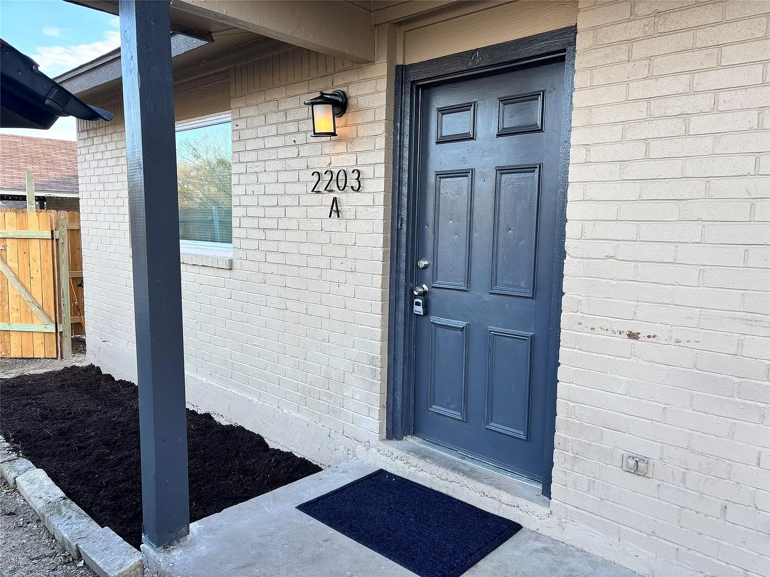 2 bed, 1.0 bath, 800 sqft, $1,400 — Photo 2