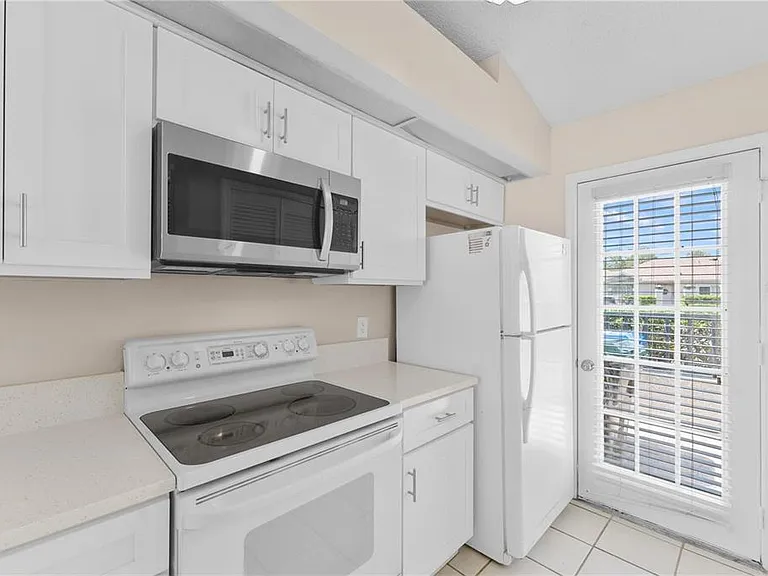 1113 Lucaya Cir — Photo 3