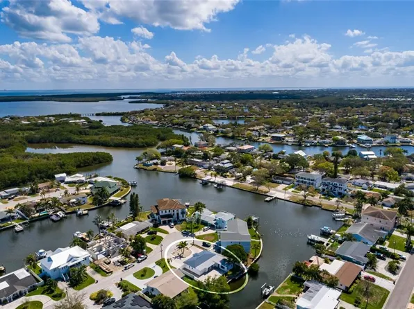 9046 Treasure Ln NE, Saint Petersburg, FL 33702