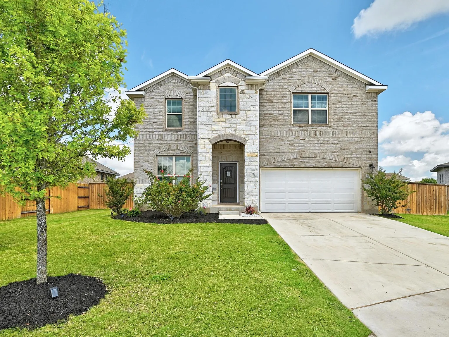 4 bed, 2.5 bath, 2508 sqft, $2,695 — Photo 2