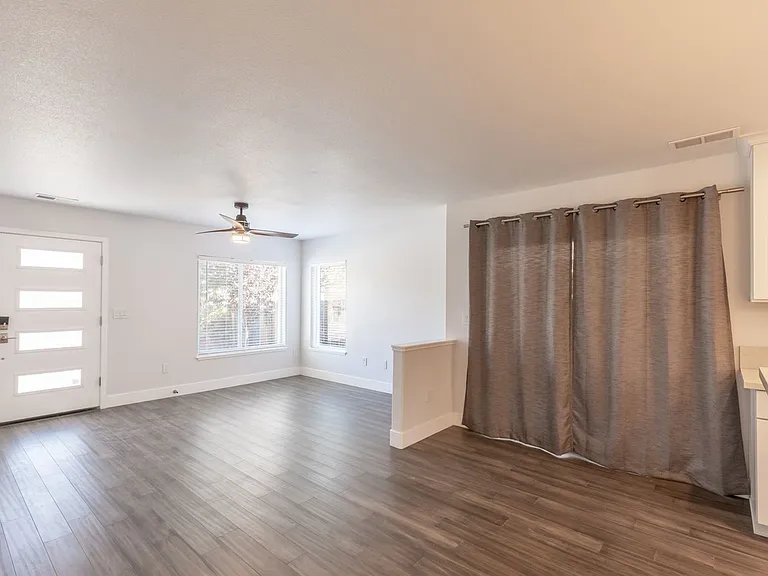1056 Watt St — Photo 31
