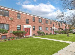 4 Lawrence Dr APT C, White Plains, NY