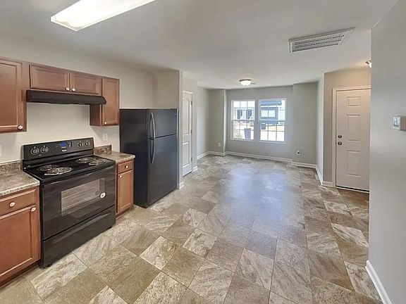 Spacious Kitchen and breakfast nook