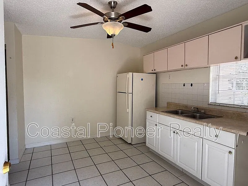 2106 N Himes Ave — Photo 4