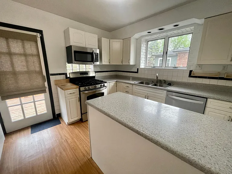 1131 Kraft St — Photo 6