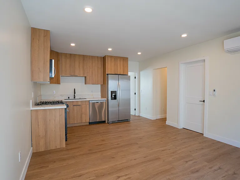 1038 S Westmoreland Ave — Photo 3