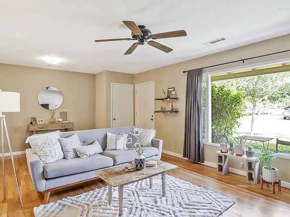 Beautiful living room with wonderful natural lighting.