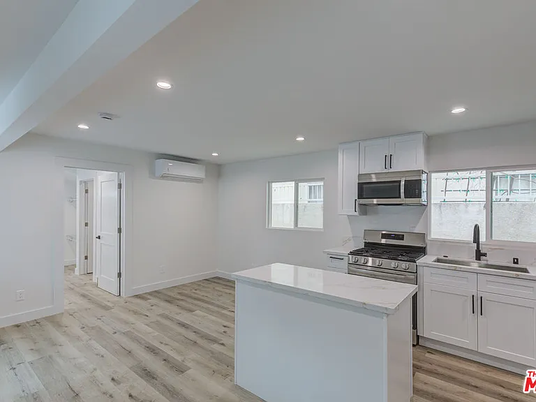11918 Rochester Ave — Photo 5