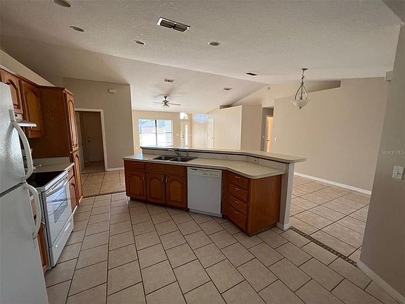 4th image of 733 Pelican Ct